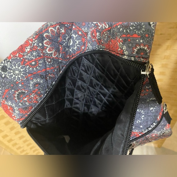 Cloth crossbody approximately 9 1/2x12 lots of pockets - Picture 4 of 5